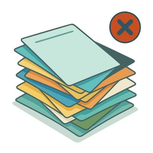 Ungeordneter Stapel bunter Dokumente als Symbol für unsystematische Kundenarbeit.